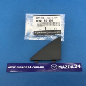 BHN150101 - Заглушка переднего бампера правая (треугольник) Mazda 3