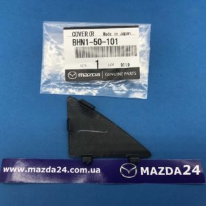BHN150101 - Заглушка переднего бампера правая (треугольник) Mazda 3