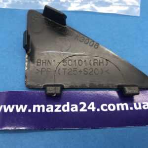 BHN150101 - Заглушка переднего бампера правая (треугольник) Mazda 3
