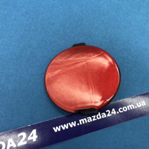GHP950A11A62 — Заглушка крюка переднего бампера красная (41V) Mazda 6 (2012-2017) с галогенными фарами