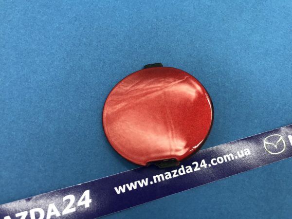 GHP950A11A62 — Заглушка крюка переднего бампера красная (41V) Mazda 6 (2012-2017) с галогенными фарами
