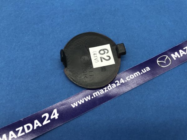 GHP950A11A62 — Заглушка крюка переднего бампера красная (41V) Mazda 6 (2012-2017) с галогенными фарами