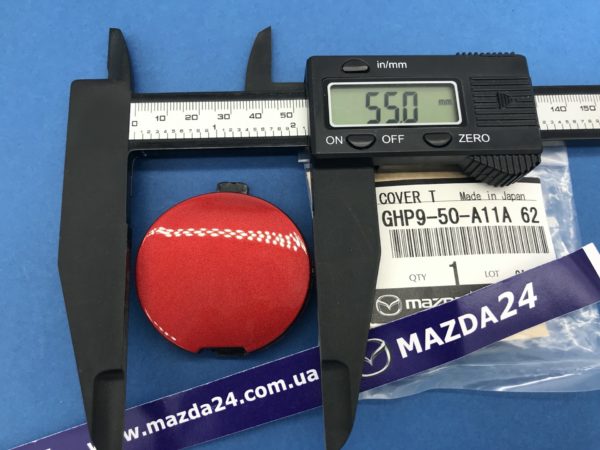 GHP950A11A62 — Заглушка крюка переднего бампера красная (41V) Mazda 6 (2012-2017) с галогенными фарами