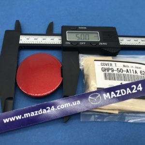 GHP950A11A62 — Заглушка крюка переднего бампера красная (41V) Mazda 6 (2012-2017) с галогенными фарами