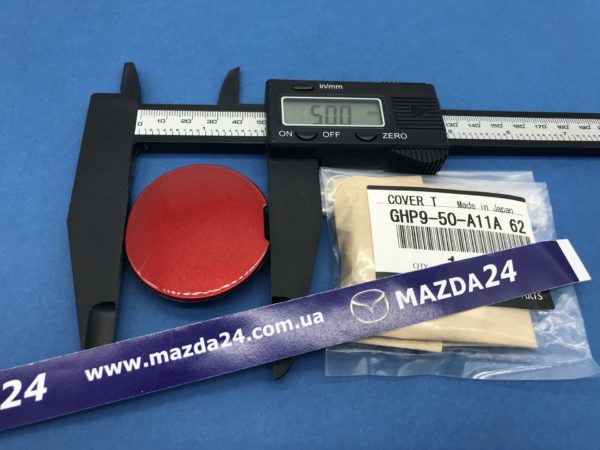 GHP950A11A62 — Заглушка крюка переднего бампера красная (41V) Mazda 6 (2012-2017) с галогенными фарами