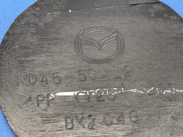 KD4550A12BB - Заглушка буксировочного крюка переднего бампера Mazda CX-5 (2012-2016)