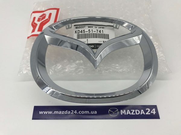 Эмблема передняя Mazda CX-5 KE, CX-9 TB – KD4551741. Вид спереди.